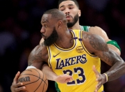 爱游戏体育官方入口-NBA激情交易夜：湖人收获意外，勇士内线危机，火箭如鱼得水！
