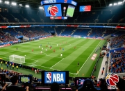 足球比赛精彩纷呈，胜负难以预料