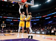 刚刚！湖人赢了！东契奇45分三双，詹姆斯2次超级暴扣震撼全场