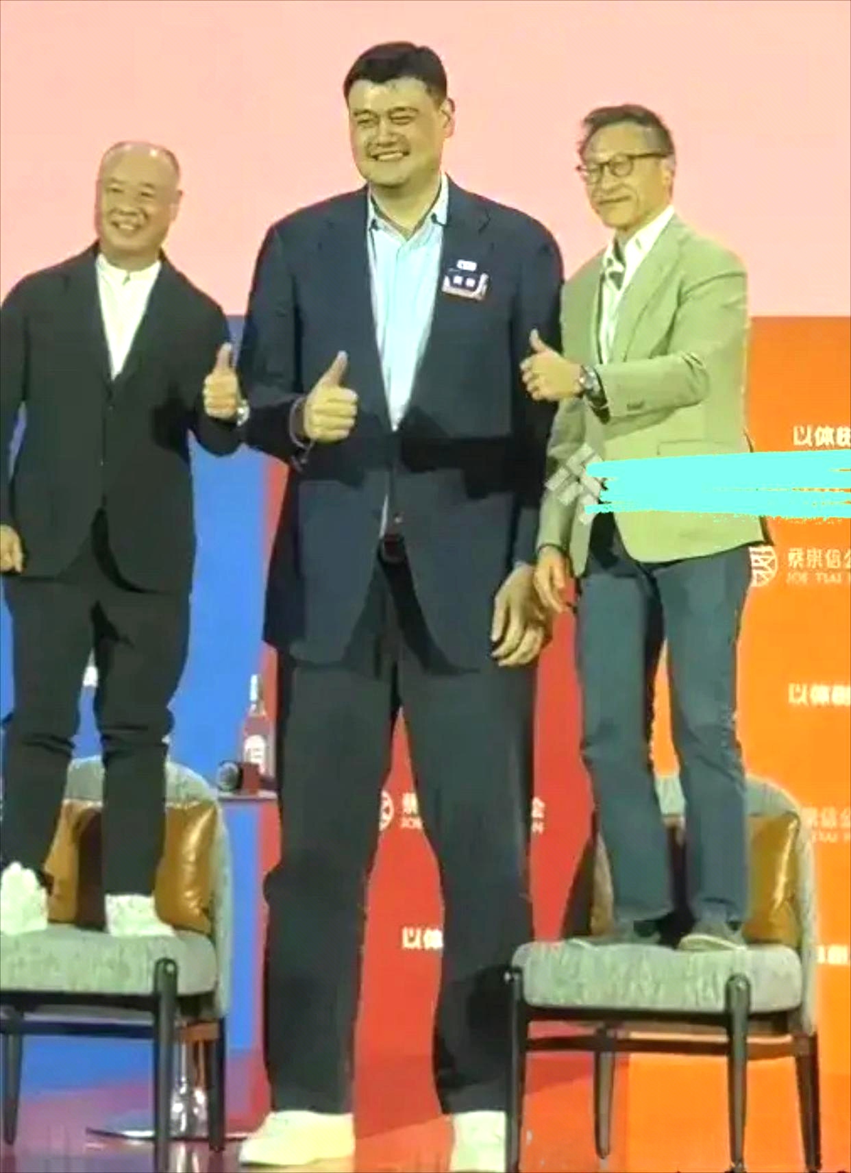 关于体育名人公开恋情，镜头捕捉甜蜜瞬间的信息